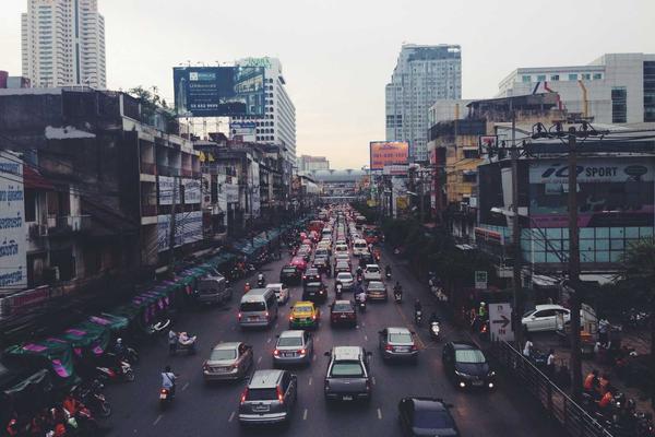 欧冠决赛精彩瞬间，球员在绿茵场上激烈拼抢，比分交替上升